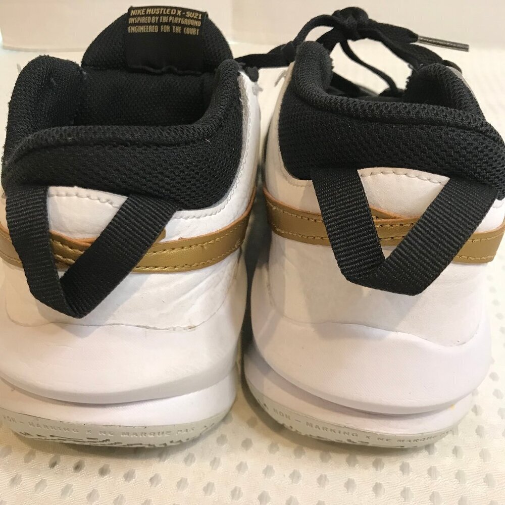 NIKE BOYS TEMA HUSTLE BASKETBALL SHOES SIZE 7Y - Picture 9 of 10